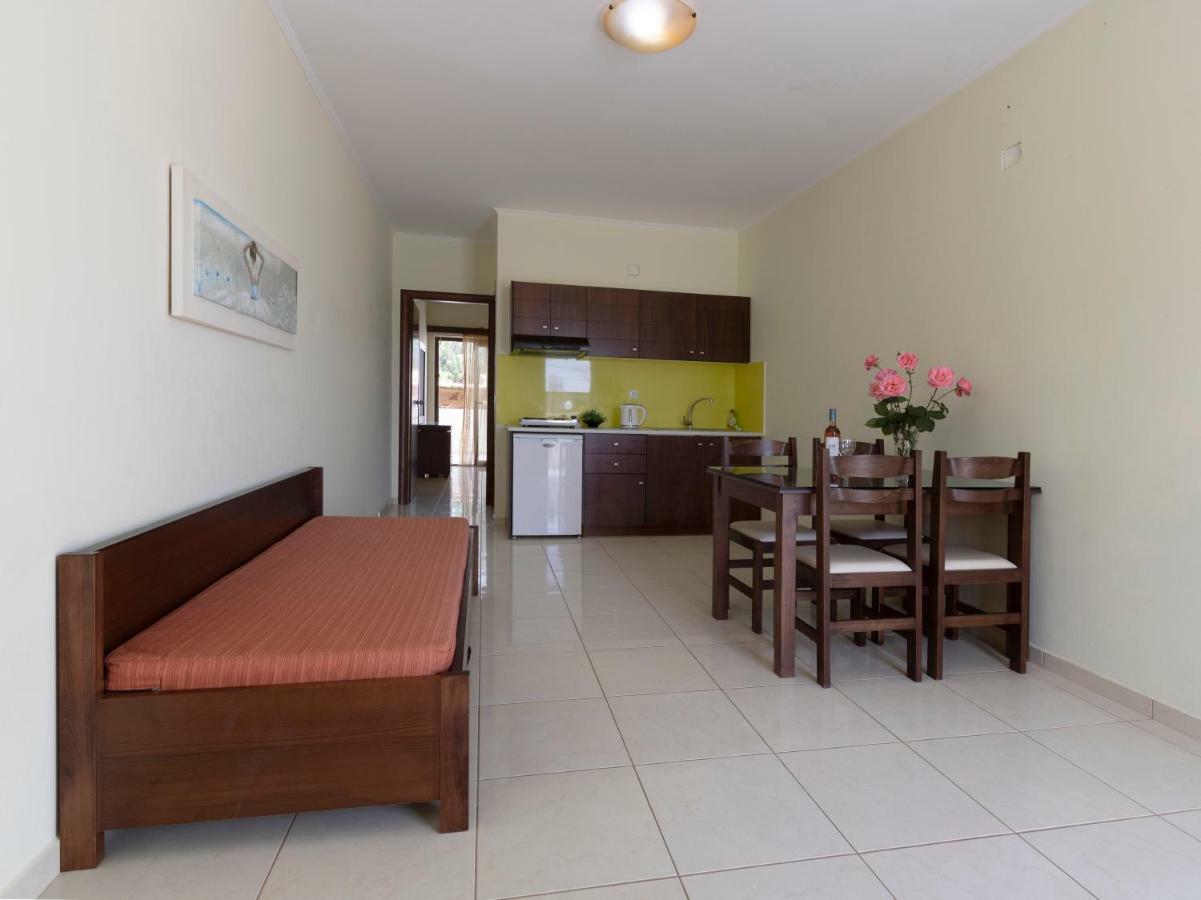 Sandy Suites Каламаки Экстерьер фото